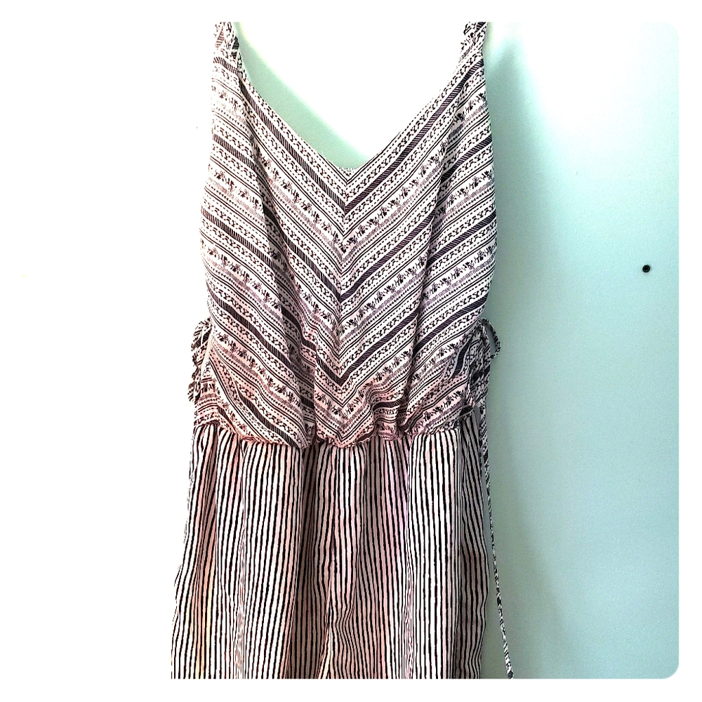 Patterned Nvy/White Romper w/ ties on side.